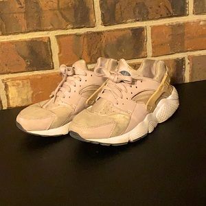 Nike Huaraches youth (big girls) size 6, rose gold